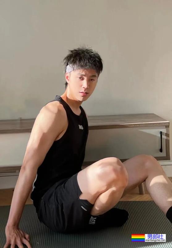 高颜值的潮流博主，白袜大脚很可 - 51虹马