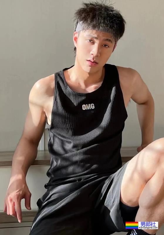 高颜值的潮流博主，白袜大脚很可 - 51虹马