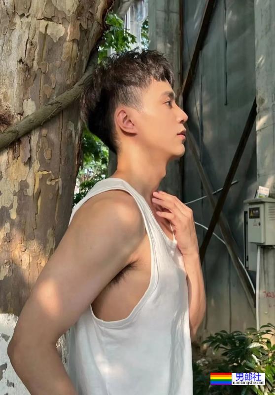 高颜值的潮流博主，白袜大脚很可 - 51虹马