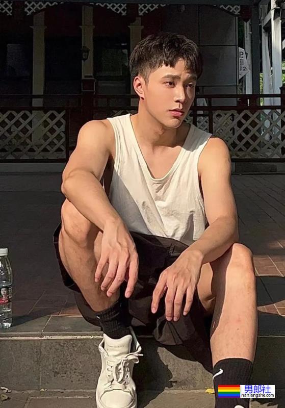 高颜值的潮流博主，白袜大脚很可 - 51虹马