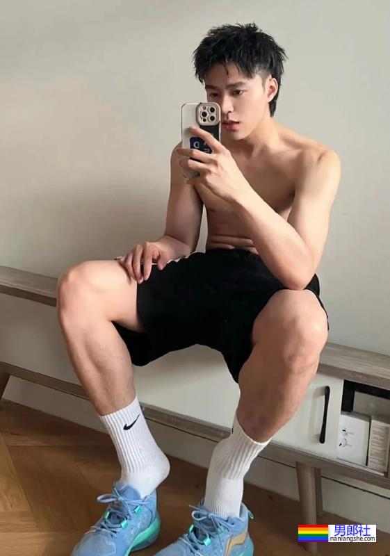 高颜值的潮流博主，白袜大脚很可 - 51虹马