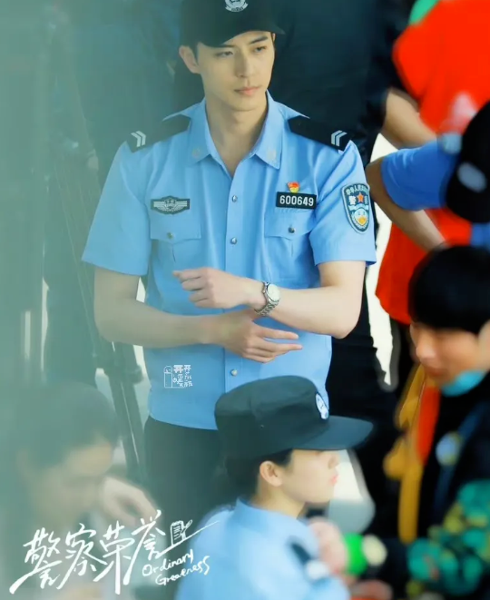 徐开聘凭《警察荣誉》太帅火了，脱掉衣服这胸毛腹毛谁顶得住？ - 51虹马