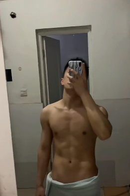 00后体育生小哥哥灰裤子秀小腹肌，太棒了-51虹马