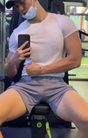 肌肉小哥穿灰裤子去健身,真没让人失望!-51虹马