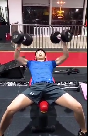 昨天仰躺着健身的小哥哥，小短裤太小了。-51虹马