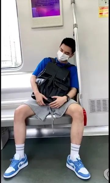 广东地铁抓拍穿AJ的小哥哥，灰裤子太松露粗腿-51虹马