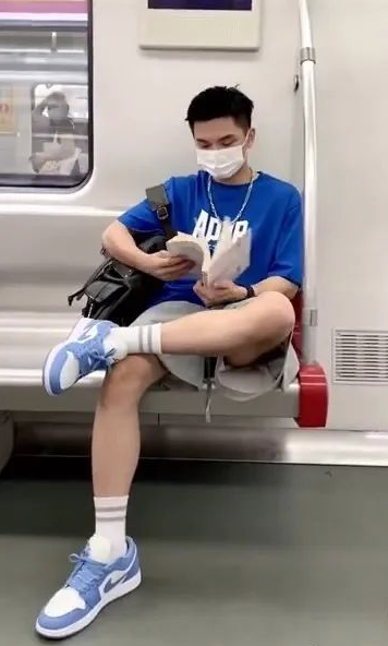 广东地铁抓拍穿AJ的小哥哥,灰裤子太松露粗腿 - 51虹马 广东地铁抓拍穿AJ的小哥哥,灰裤子太松露粗腿 - 51虹马