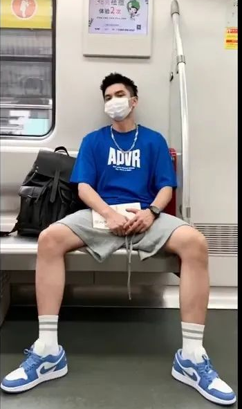 广东地铁抓拍穿AJ的小哥哥,灰裤子太松露粗腿 - 51虹马 广东地铁抓拍穿AJ的小哥哥,灰裤子太松露粗腿 - 51虹马