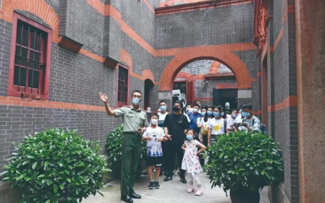 23岁上海武警小哥哥简直太帅了，这就是青春啊 - 51虹马