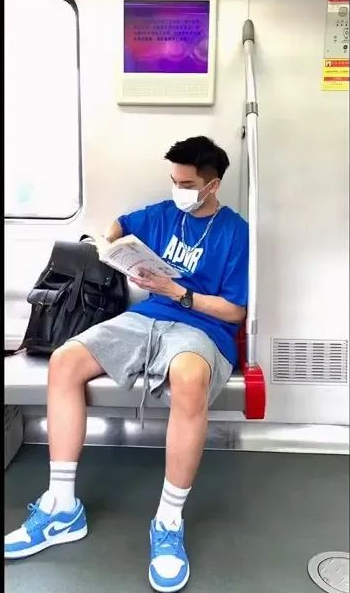 广东地铁抓拍穿AJ的小哥哥,灰裤子太松露粗腿 - 51虹马 广东地铁抓拍穿AJ的小哥哥,灰裤子太松露粗腿 - 51虹马