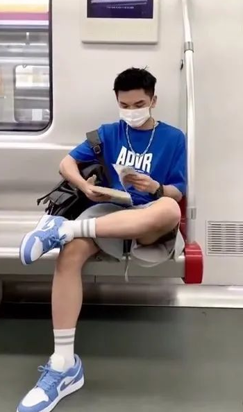 广东地铁抓拍穿AJ的小哥哥,灰裤子太松露粗腿 - 51虹马 广东地铁抓拍穿AJ的小哥哥,灰裤子太松露粗腿 - 51虹马