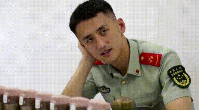 23岁上海武警小哥哥简直太帅了，这就是青春啊 - 51虹马