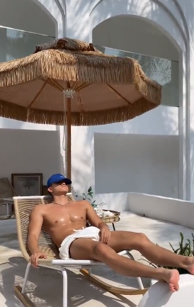 厦门酒店抓拍躺着上太阳美黑的肌肉帅哥-51虹马