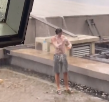 抓拍雨里洗澡的小哥哥，这身材太棒了-51虹马