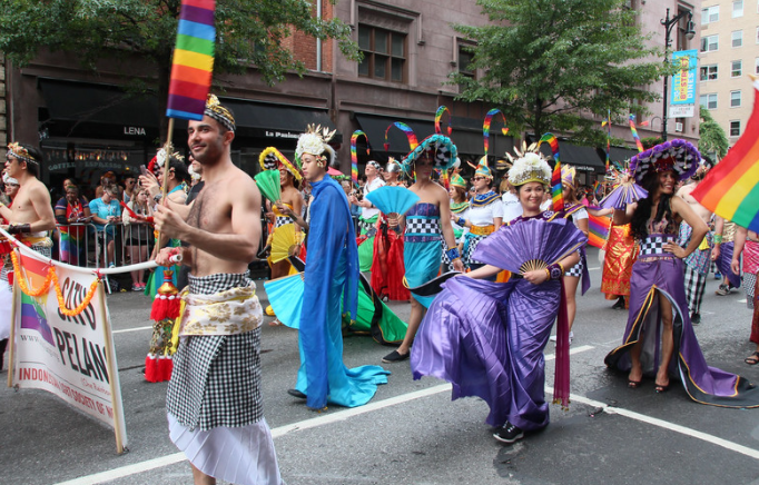 英国驻印尼大使馆挂出彩虹旗 印尼政府：「请说明一下这个『无理』的举动。」 - 51虹马