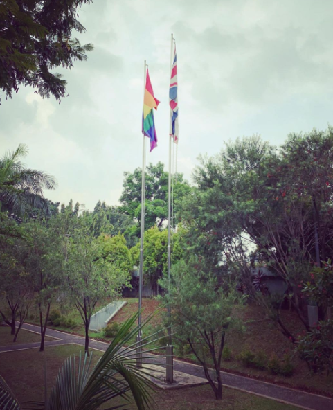 英国驻印尼大使馆挂出彩虹旗 印尼政府：「请说明一下这个『无理』的举动。」 - 51虹马