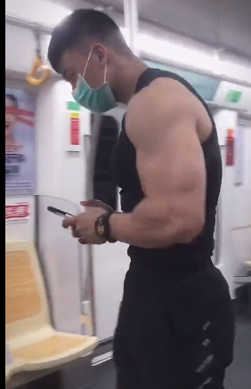 广州地铁上的抓拍超大肌肉壮男-51虹马