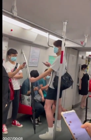 广州地铁1号线的运动帅哥，这腿也太长了吧 - 51虹马