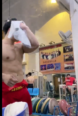 举重帅哥郑新晨穿紧身运动服，实力太强大了 - 51虹马