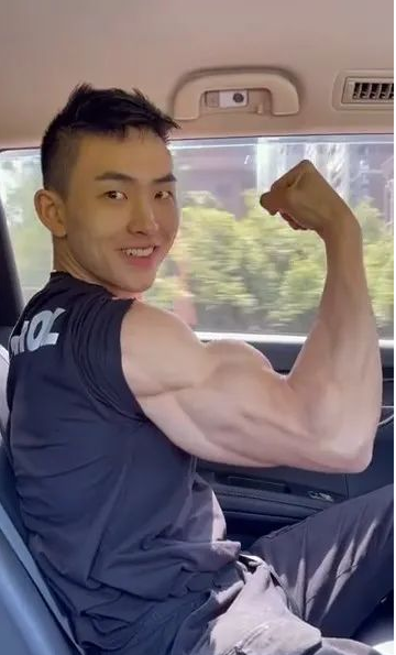 拼车遇到肌肉男,他非要撩衣服给我看腹肌-51虹马