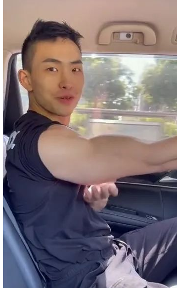 拼车遇到肌肉男,他非要撩衣服给我看腹肌 - 51虹马 拼车遇到肌肉男,他非要撩衣服给我看腹肌 - 51虹马