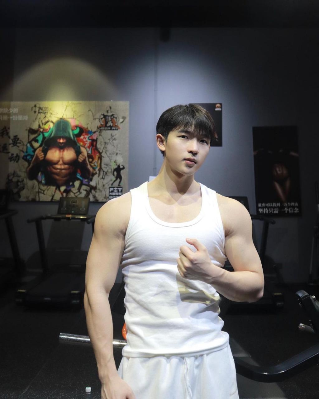 顶着臭脸大抖胸肌! 单眼皮厌世脸帅哥:杰瑞龙 - 51虹马 顶着臭脸大抖胸肌! 单眼皮厌世脸帅哥:杰瑞龙 - 51虹马