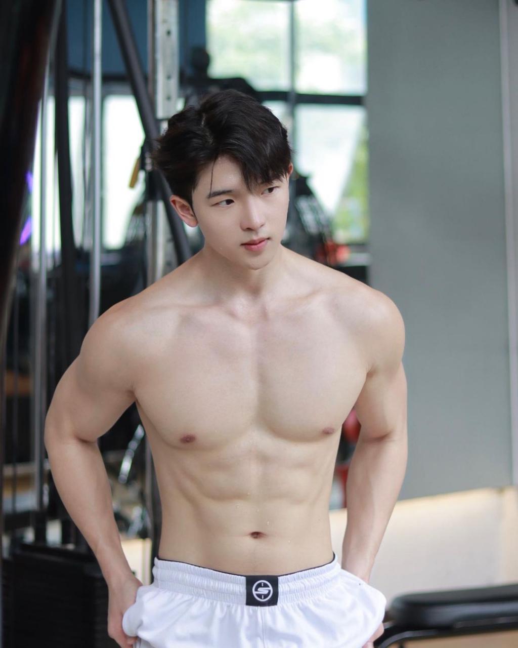 顶着臭脸大抖胸肌! 单眼皮厌世脸帅哥:杰瑞龙 - 51虹马 顶着臭脸大抖胸肌! 单眼皮厌世脸帅哥:杰瑞龙 - 51虹马