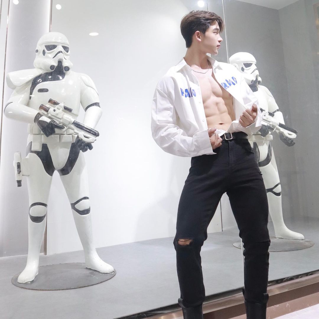 顶着臭脸大抖胸肌! 单眼皮厌世脸帅哥:杰瑞龙 - 51虹马 顶着臭脸大抖胸肌! 单眼皮厌世脸帅哥:杰瑞龙 - 51虹马