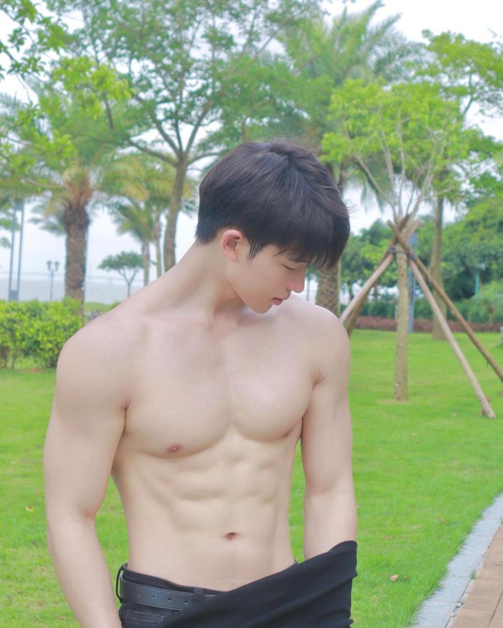 顶着臭脸大抖胸肌! 单眼皮厌世脸帅哥:杰瑞龙 - 51虹马 顶着臭脸大抖胸肌! 单眼皮厌世脸帅哥:杰瑞龙 - 51虹马