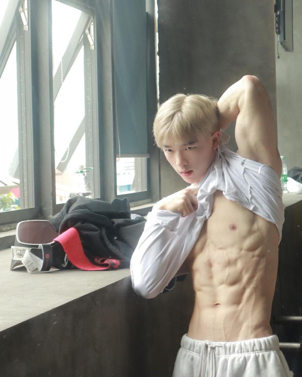 顶着臭脸大抖胸肌! 单眼皮厌世脸帅哥:杰瑞龙 - 51虹马 顶着臭脸大抖胸肌! 单眼皮厌世脸帅哥:杰瑞龙 - 51虹马