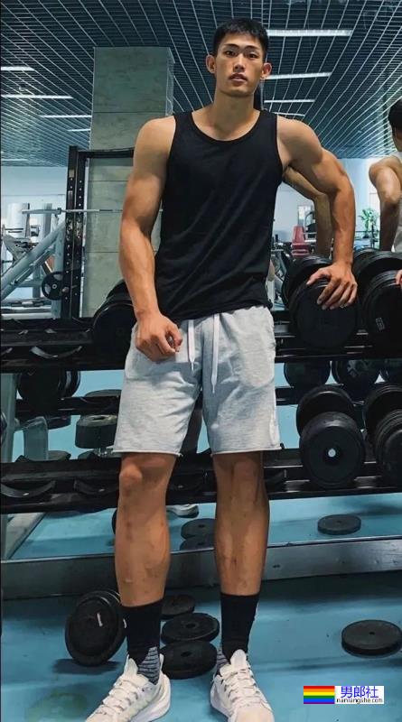 190cm大长腿体育生，腹肌太帅了 - 51虹马