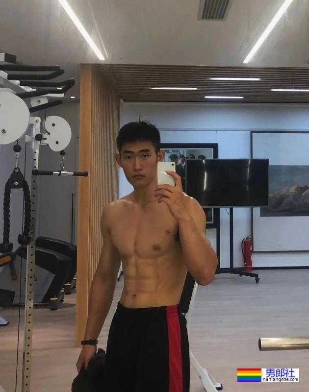 190cm大长腿体育生，腹肌太帅了 - 51虹马