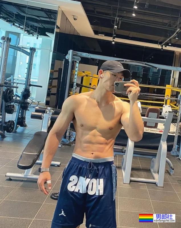 190cm大长腿体育生，腹肌太帅了 - 51虹马