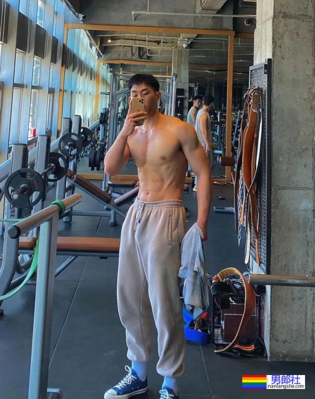 190cm大长腿体育生，腹肌太帅了 - 51虹马