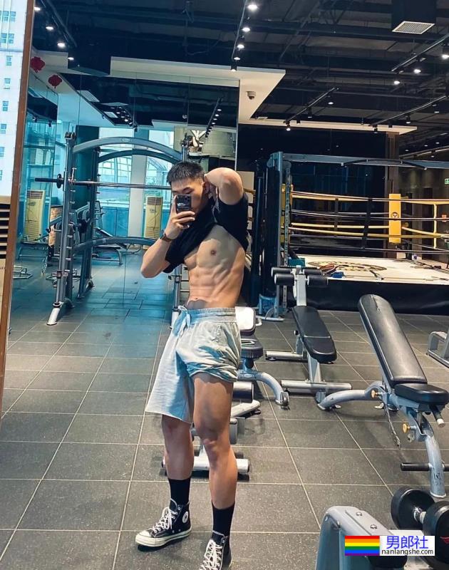 190cm大长腿体育生，腹肌太帅了 - 51虹马