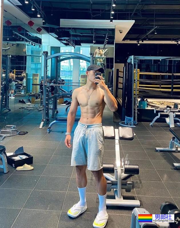 190cm大长腿体育生，腹肌太帅了 - 51虹马