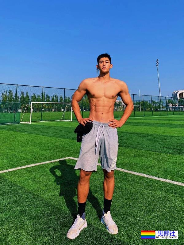 190cm大长腿体育生，腹肌太帅了 - 51虹马
