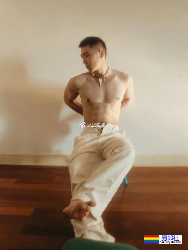 肌肉白衣 - 51虹马