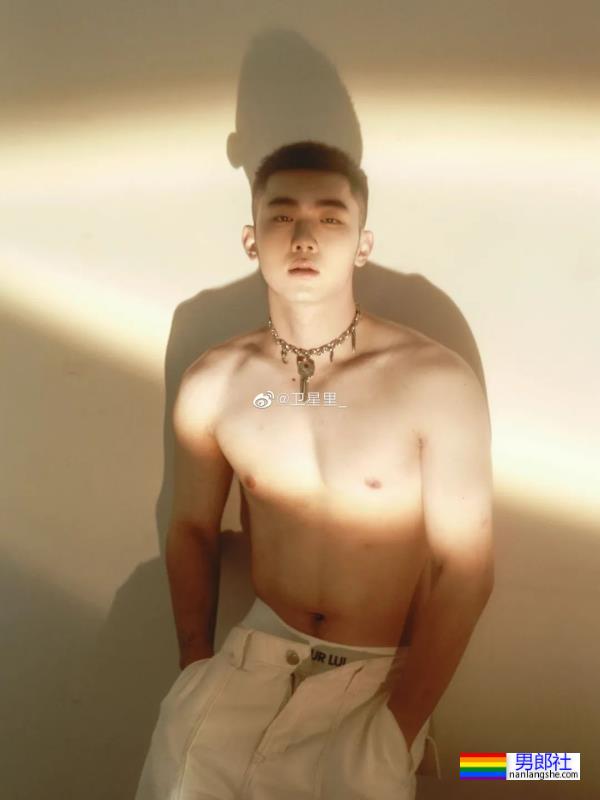 肌肉白衣 - 51虹马