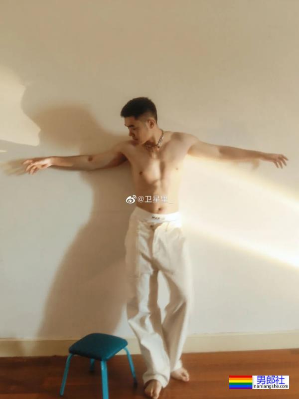 肌肉白衣 - 51虹马