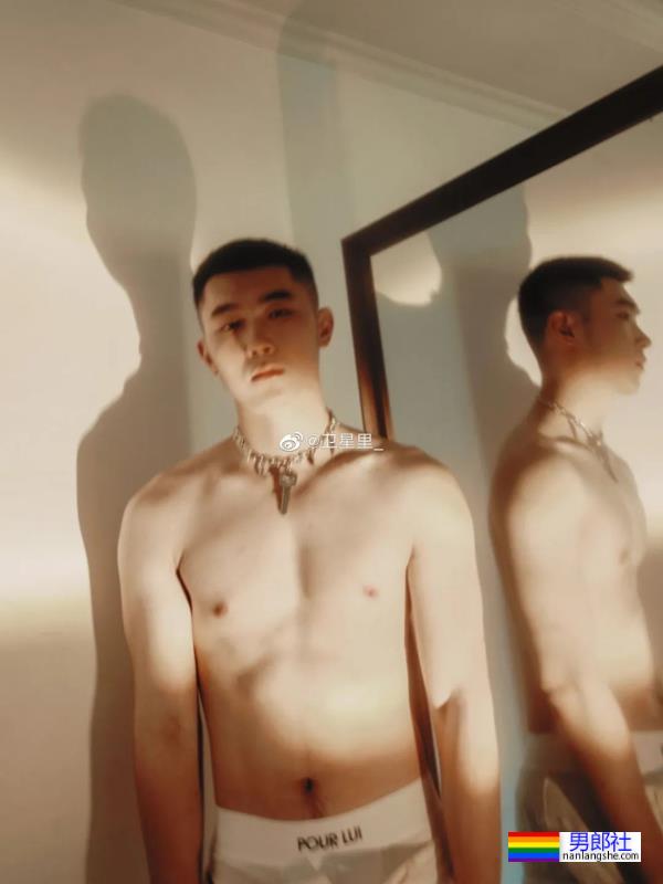 肌肉白衣 - 51虹马