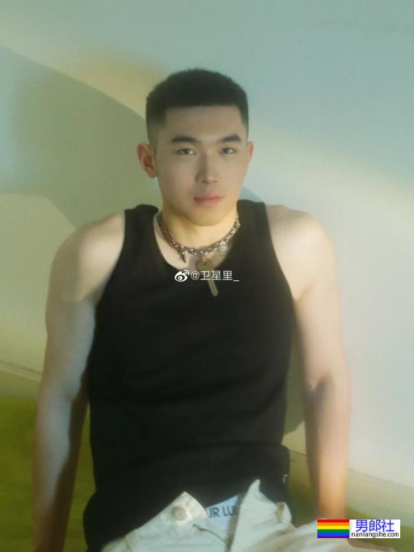 肌肉白衣 - 51虹马