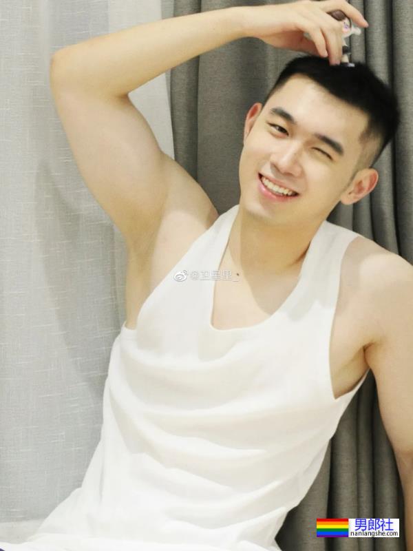 肌肉白衣 - 51虹马