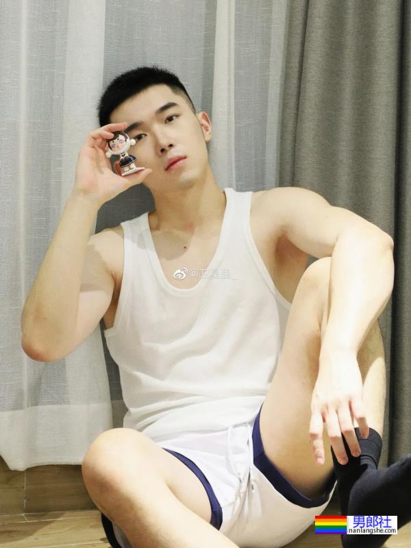 肌肉白衣 - 51虹马