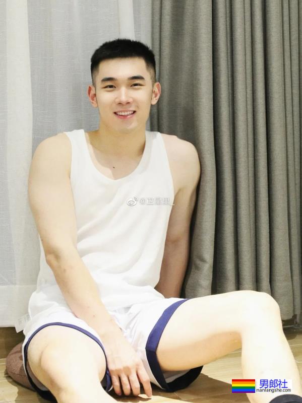 肌肉白衣 - 51虹马