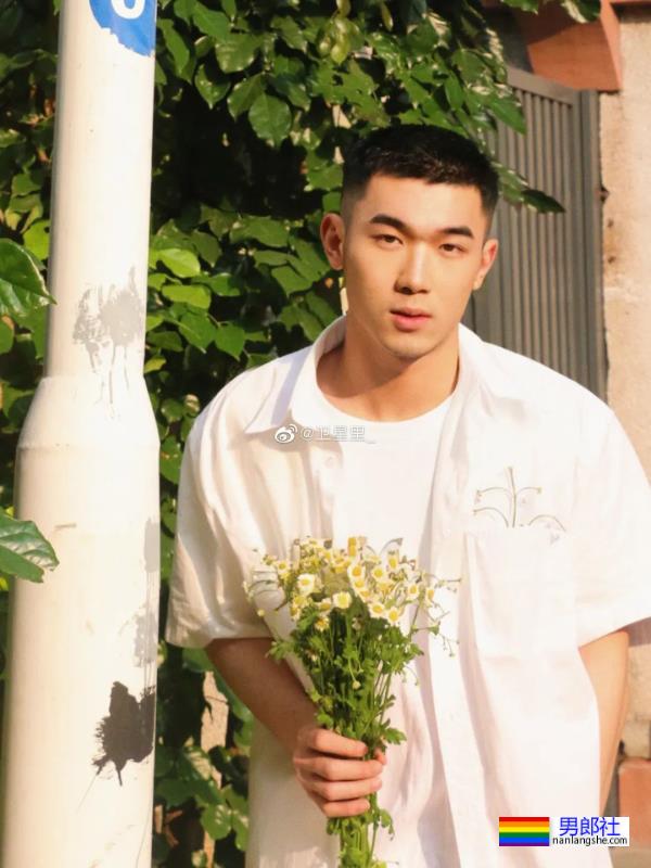 肌肉白衣 - 51虹马