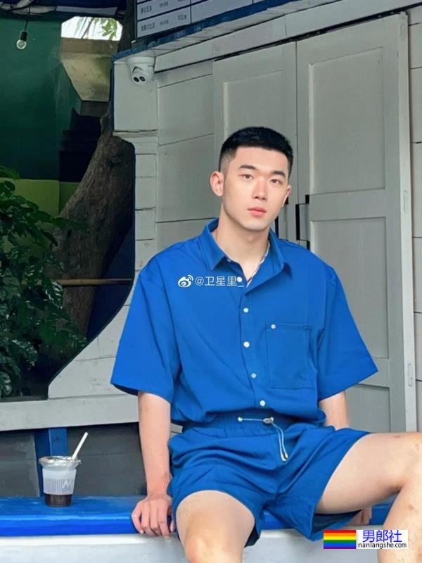 肌肉白衣 - 51虹马