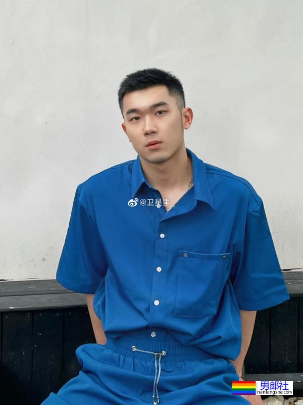 肌肉白衣 - 51虹马