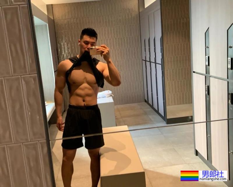 肉壮帅哥自拍照走红 - 51虹马