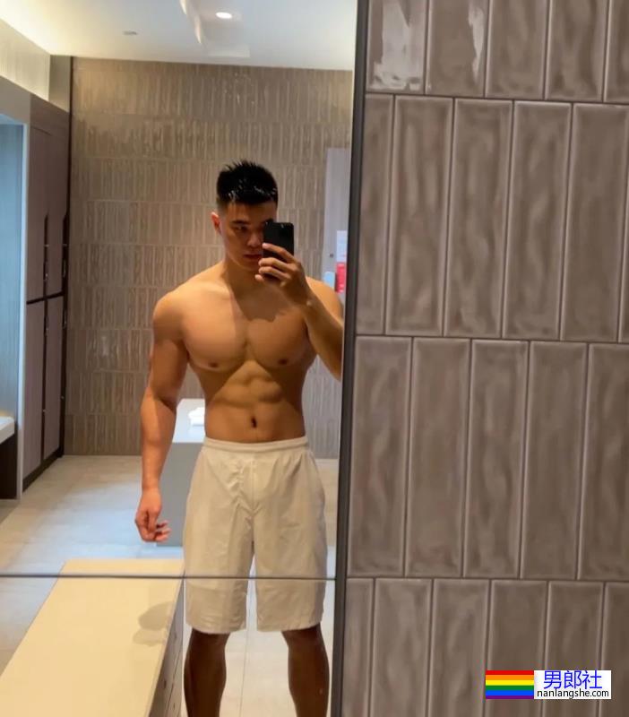 肉壮帅哥自拍照走红 - 51虹马